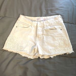 White jean No Boundaries shorts size 5, they hug your waist giving you hourglass